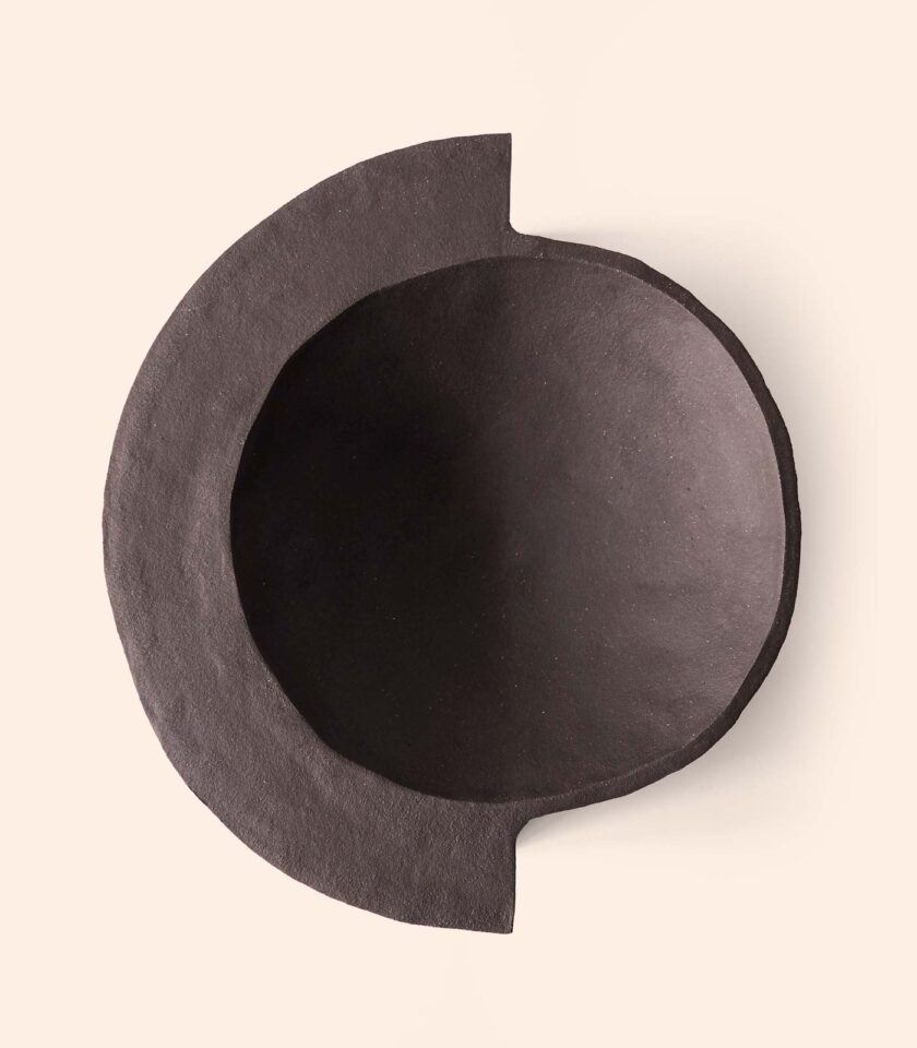 Black-ceramic-bowl-by-grau-handmade-in-portugal-2